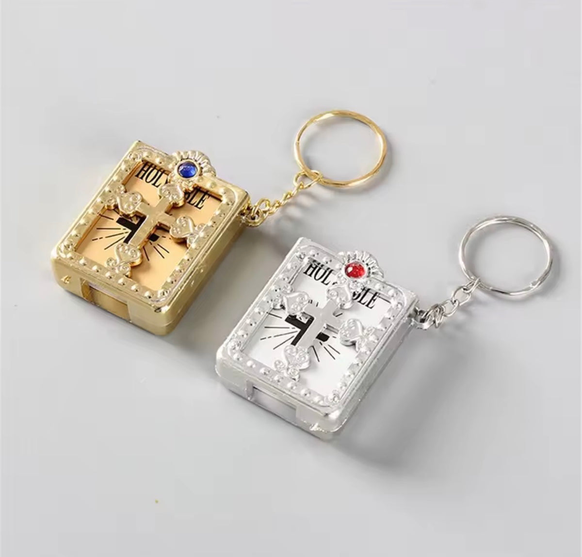 Llavero mini Biblia para llevar tu fe contigo